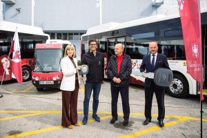 Direktorica Arrive Klaudija Časar Torkar, župan MOK Matjaž Rakovec, ustanovitelj podjetja Exprum Roman Piškur in direktor podjetja Bidex Janez Modrijan ob predaji ključev. FOTO: Sandi Fišer
